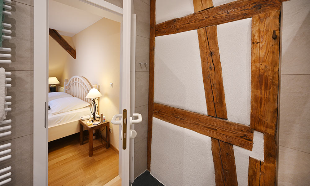 Blick ins Schlafzimmer aus dem neu renovierten Bad der Ferienwohnung 1111