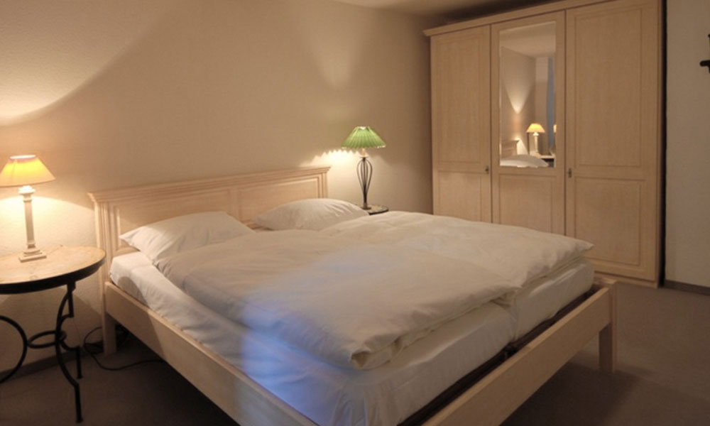 Das Schlafzimmer der Ferienwohnung 111 in abendlicher Beleuchtung