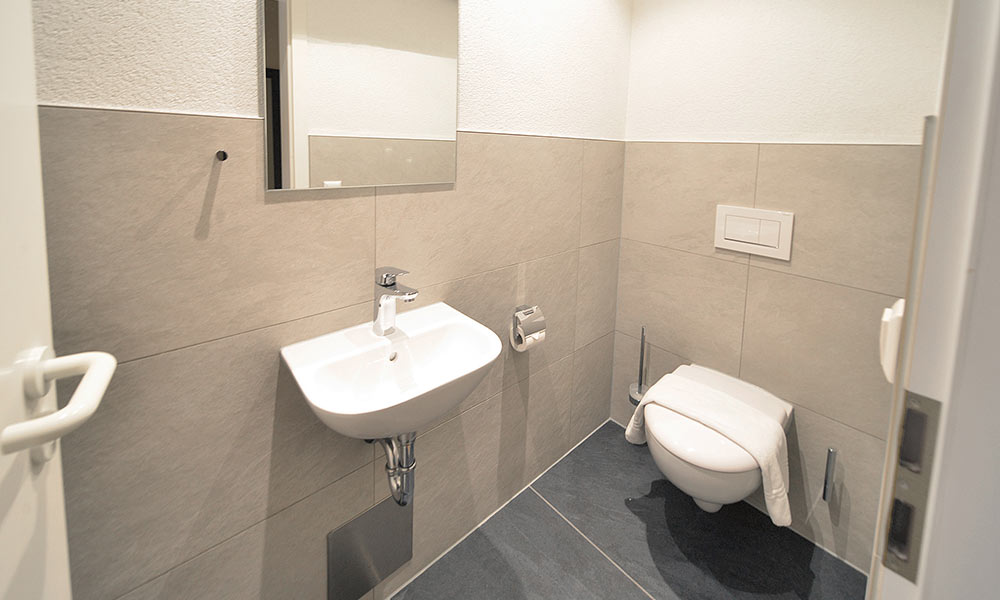 Die ebenfalls neu renovierte Toilette der Ferienwohnung 1111