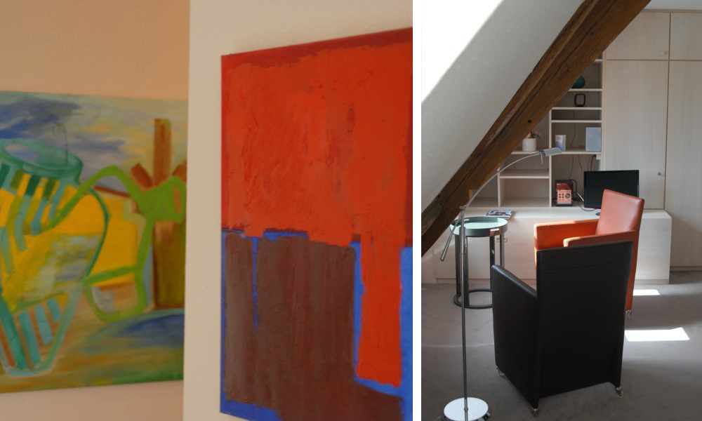 Moderne Kunstgrafik im Wohnbereich der Ferienwohnung 999 mit Sitzecke