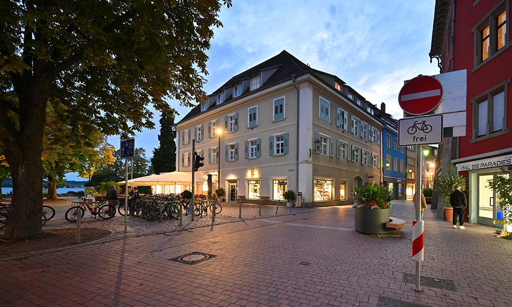 Das Domizil am See am Abend mit den positiven Folgen der autofreien Verkehrsführung